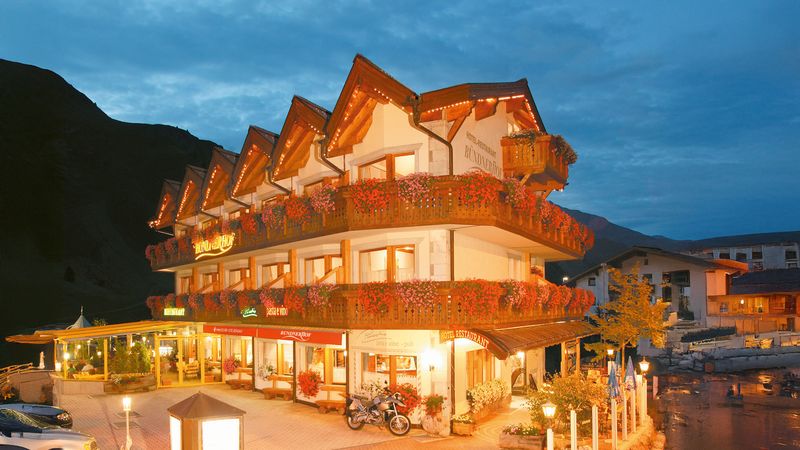 Hausansicht Alpin Sporthotel Bündnerhof in Samnaun